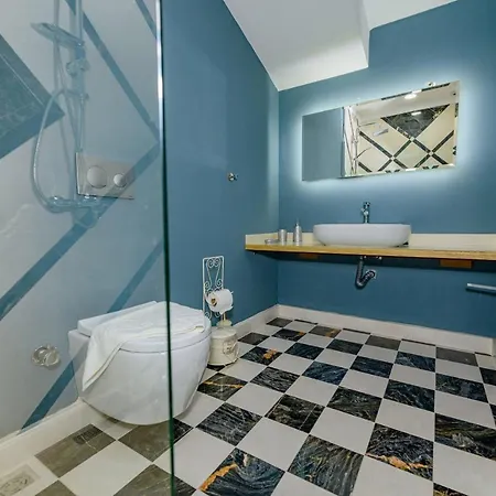 Charming With Central Location In 페티예